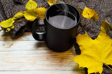 Sonbaharda açık havada bir kitapla hafta sonu sıcak çay