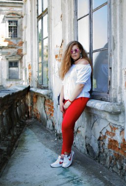 Arka planda kıvırcık saçlı genç gülümseyen kız