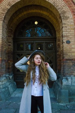 Kıvırcık saçlı genç gülümseyen kız 