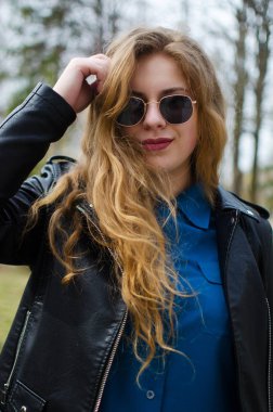 Kıvırcık saçlı genç gülümseyen kız 