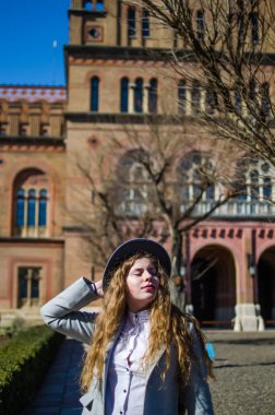 Kıvırcık saçlı genç gülümseyen kız 