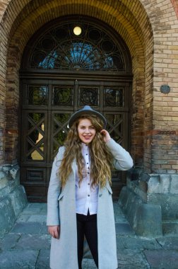 Kıvırcık saçlı genç gülümseyen kız 