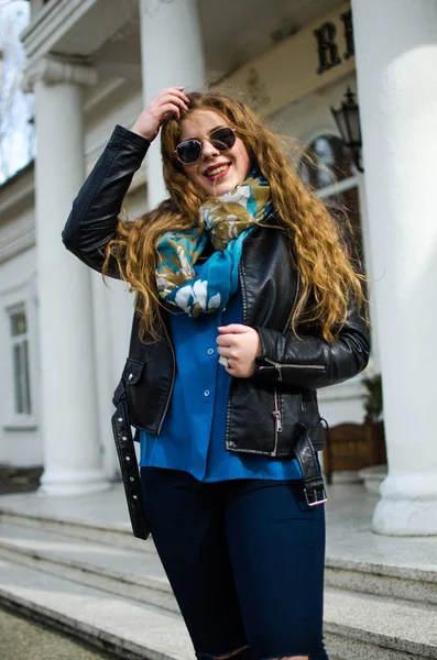 Giovane ragazza sorridente con i capelli ricci — Foto Stock