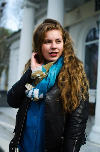 Giovane ragazza sorridente con i capelli ricci — Foto Stock