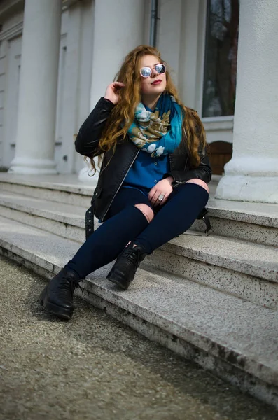 Kıvırcık saçlı genç gülümseyen kız 