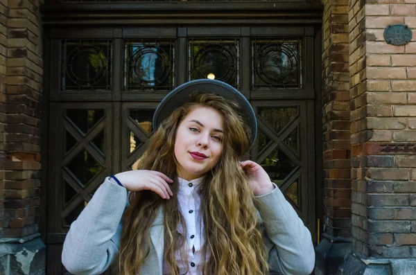 Joven chica sonriente con el pelo rizado — Foto de Stock