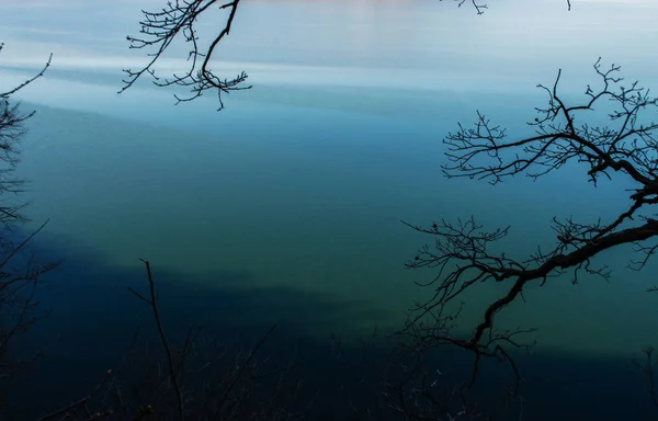 Озеро и закат с великолепным цветом неба — стоковое фото