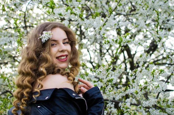 Menina feliz bonita na primavera no ar fresco — Fotografia de Stock