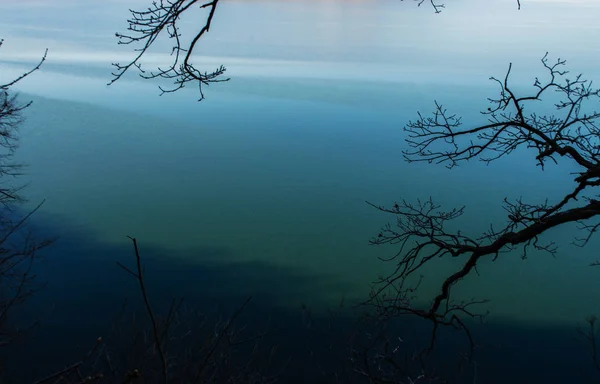 O lago e o pôr do sol com uma cor magnífica do céu — Fotografia de Stock