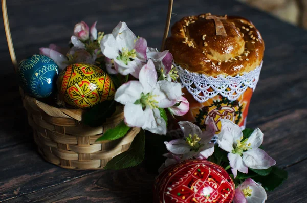 Ozdoby wielkanocne jajka wielkanocne, chleb wielkanocny — Zdjęcie stockowe