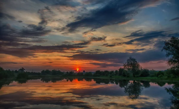 Het meer en de zonsondergang met een prachtige kleur van de hemel — Stockfoto