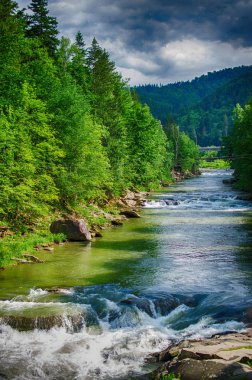 Buzlu ve fırtınalı bir wat dağlarda bir dere akar