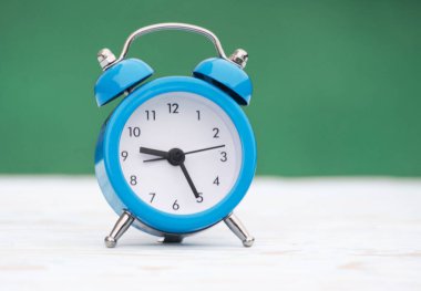 Küçük bir çalar saat sabahın doğuşunu işaret eder.