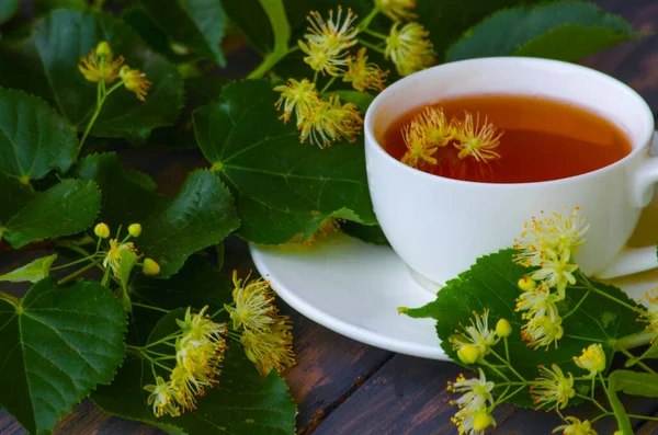 冷たいから暖炉のそばで朝のリラクゼーションや温暖化のためのカップで芳香族ホットリネン茶 — ストック写真