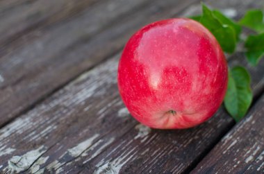 Sıcak yaz gününde meyve suyu için güzel sulu elmalar sağlıklı yemek için.