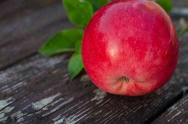 Sıcak yaz gününde meyve suyu için güzel sulu elmalar sağlıklı yemek için.