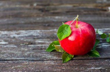 Sıcak yaz gününde meyve suyu için güzel sulu elmalar sağlıklı yemek için.