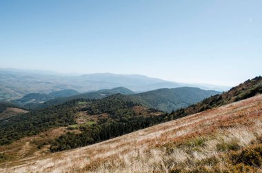 Dağlar yılın her zamanında harika bir yürüyüş tatilidir.