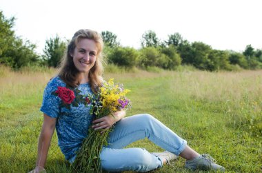 Baharda açık havada yürüyen uzun saçlı mutlu kız.