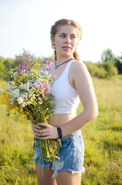 Ragazza Felice Con Capelli Lunghi Che Camminano Primavera All Aperto — Foto Stock