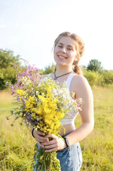 Gelukkig Meisje Met Lang Haar Wandelen Het Voorjaar Buiten — Stockfoto