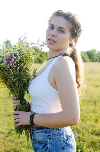 Ragazza Felice Con Capelli Lunghi Che Camminano Primavera All Aperto — Foto Stock