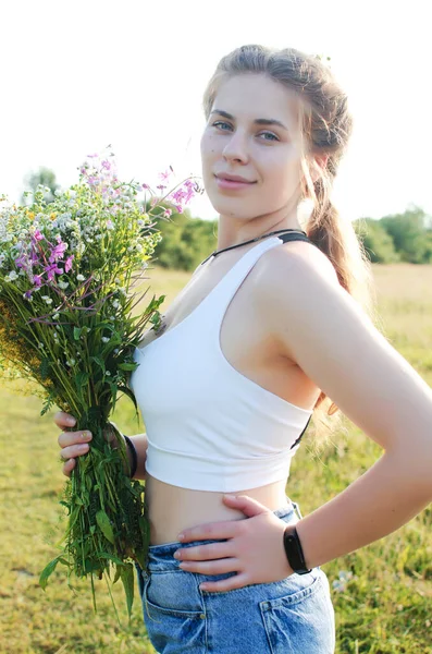 Ragazza Felice Con Capelli Lunghi Che Camminano Primavera All Aperto — Foto Stock