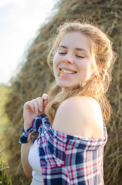 Menina Feliz Com Cabelos Longos Andando Primavera Livre — Fotografia de Stock