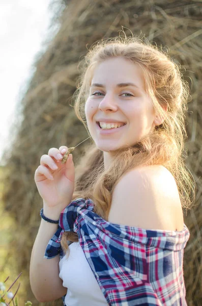 Menina Feliz Com Cabelos Longos Andando Primavera Livre — Fotografia de Stock