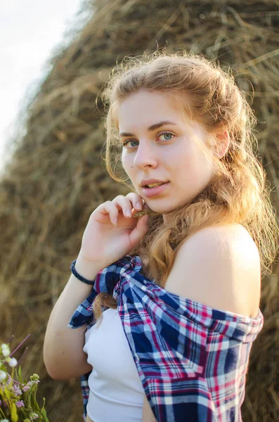 Menina Feliz Com Cabelos Longos Andando Primavera Livre — Fotografia de Stock