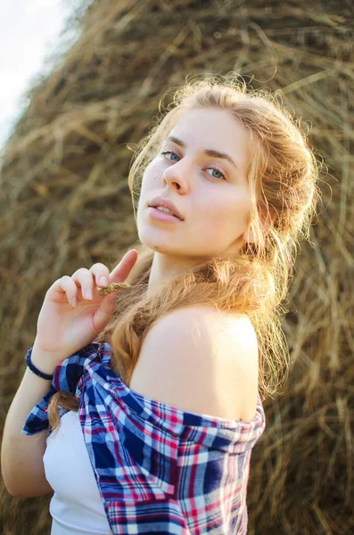 Menina Feliz Com Cabelos Longos Andando Primavera Livre — Fotografia de Stock