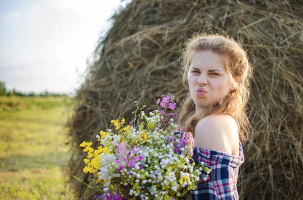 Menina Feliz Com Cabelos Longos Andando Primavera Livre — Fotografia de Stock