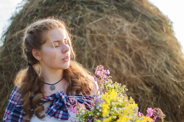 Menina Feliz Com Cabelos Longos Andando Primavera Livre — Fotografia de Stock