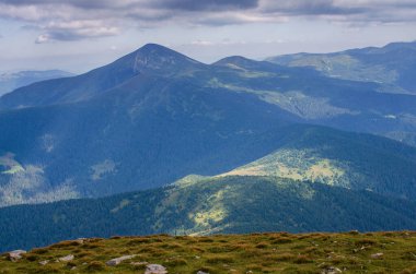 Dağlar yılın her zamanında harika bir yürüyüş tatilidir.