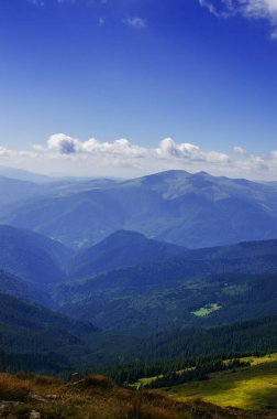 Dağlar yılın her zamanında harika bir yürüyüş tatilidir.