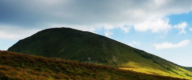 Dağlar yılın her zamanında harika bir yürüyüş tatilidir.