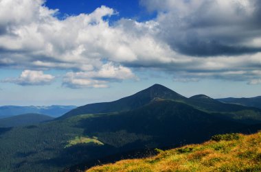 Dağlar yılın her zamanında harika bir yürüyüş tatilidir.