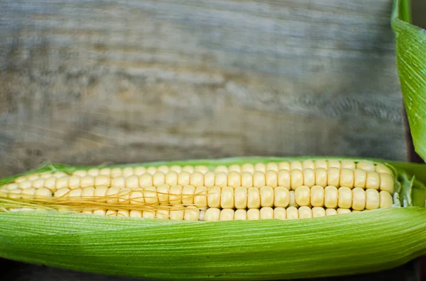 Lahodná Zralá Žlutá Kukuřice Pěstující Poli Pro Lahodnou Dietní Snídani — Stock fotografie