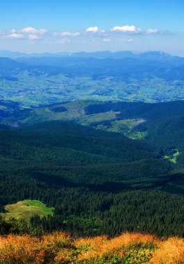Dağlar yılın her zamanında harika bir yürüyüş tatilidir.