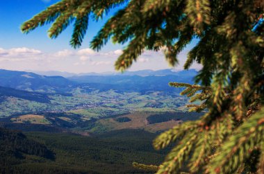 Dağlar yılın her zamanında harika bir yürüyüş tatilidir.