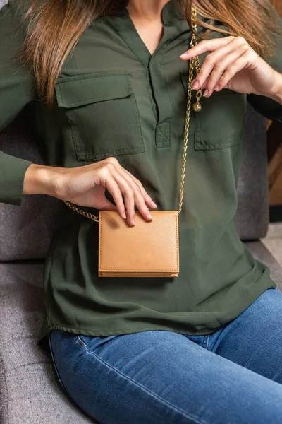 Vacker väska på en flicka i grönt — Stockfoto