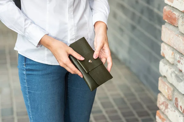 En flicka som håller en handväska — Stockfoto