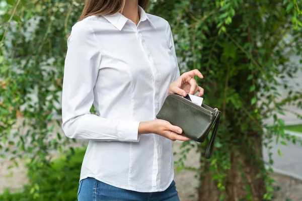 Uma menina segurando uma bolsa na mão — Fotografia de Stock