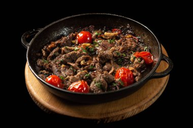 Tepside et ve sebzelerle dolu bir tava.