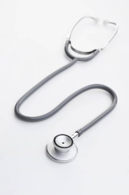 Beyaz arkaplanda izole edilmiş steteskopu kapat