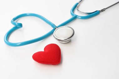 Steteskoplu kırmızı kalp beyaz arka planda izole edildi