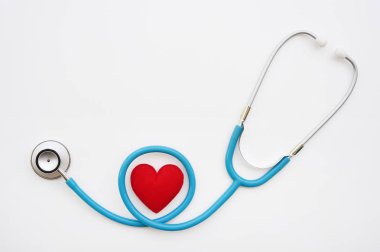 Steteskoplu kırmızı kalp beyaz arka planda izole edildi