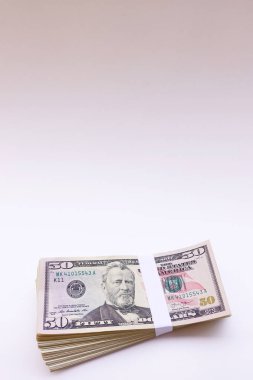 Beyaz arkaplanda izole edilmiş banknotun kapatılması