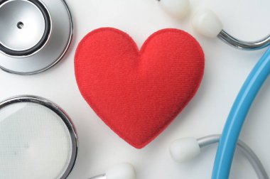 Steteskoplu kırmızı kalp beyaz arka planda izole edildi