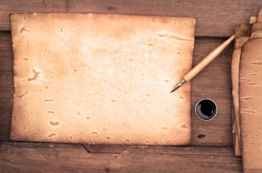 eski kağıt kalem ve mürekkep ile kahverengi ahşap doku üzerinde.